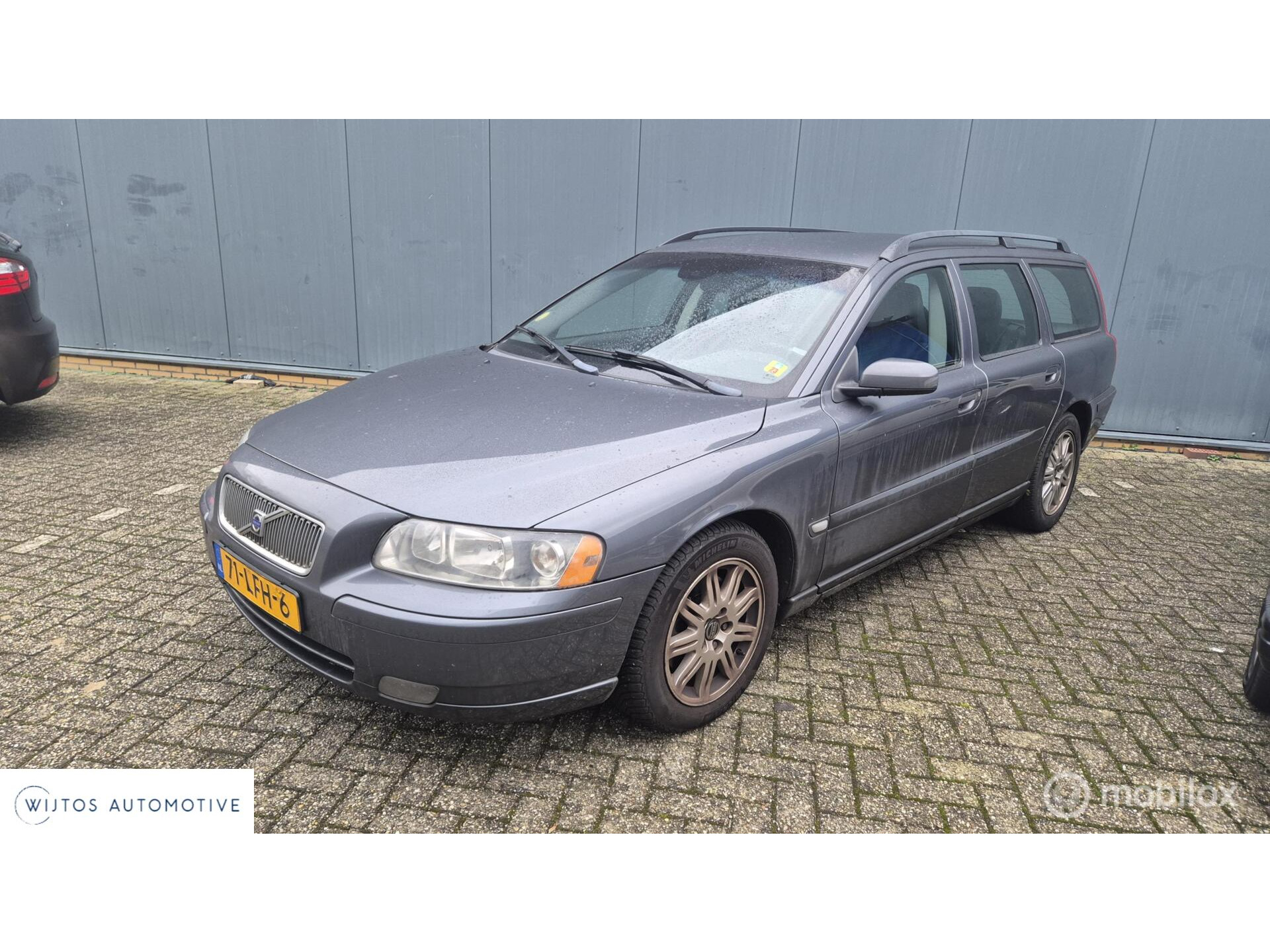 Volvo V70 2.4 D5 Summum 49743315-0.jpg | Wijtos Automotive